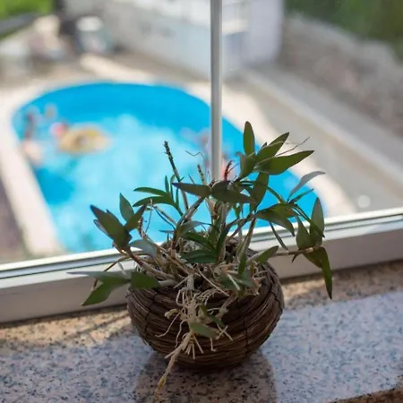 Melanie - Opric Hills Apartment *